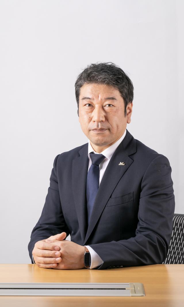画像: 新社長 須藤 元(すどう げん)氏 生年月日:1971 年 6 月 10 日(就任時 49 歳) 学歴:1994 年 室蘭工業大学 電気電子工学科 卒業 職歴: 1999年3月 日本ミシュランタイヤ株式会社入社 2002年10月 中国ミシュランタイヤ、直需タイヤセールスマネージャー 2008年1月 日本へ帰任、直需タイヤビジネスビジネスアナリスト 2010年1月 直需タイヤ名古屋セールスマネージャー 2011年10月 直需タイヤ名古屋オフィスマネージャー 2015年1月 直需タイヤ東京兼名古屋オフィスマネージャー 2016年4月 中国ミシュランタイヤへ赴任、副総監、直需セールスダイレクター 2020年8月 日本ミシュランタイヤ株式会社 B2C事業部(乗用車、商用車、2輪)専務執行役員 2021年4月 日本ミシュランタイヤ株式会社代表取締役社長 就任(現職) 趣味:ゴルフ 座右の銘:“疾風知勁草” 「疾風(しっぷう)に勁草(けいそう)を知る」