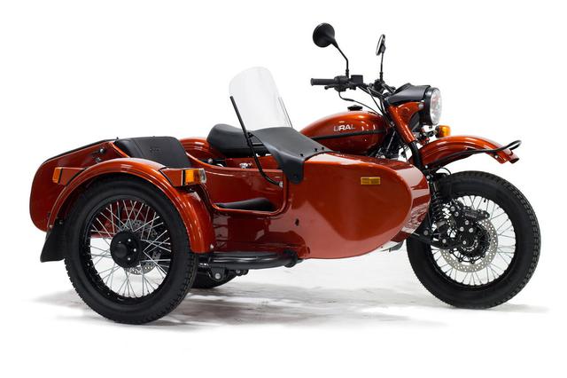 画像: ¥2,156,000 〜(税込)から購入できる「CT」は本車側後輪駆動の、オーソドックスなサイドカーです。ホイールサイズは2WDのギアアップが19インチなのに対し、CTは18インチを採用。また側車輪駆動メカニズムがない分、ギアアップより軽量に仕上がっています。なおCTは側車付きバイクなので、運転には大型自動二輪免許が必要です。 www.ural-jp.com