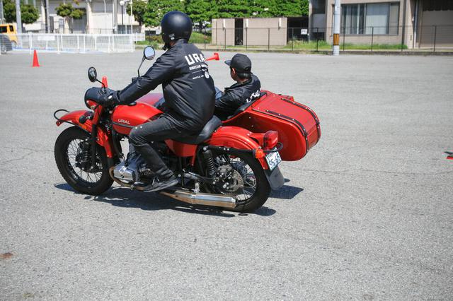 画像: カー側が浮き上がることがある・・・のもサイドカーの挙動のひとつ。試乗会では熟練スタッフの運転による、サイドカー側試乗を体験することもできます。なお今回の試乗会ではヘルメットとグローブの貸し出しも行いますが、COVID-19対策の観点からするとライディングギアの類は持参するのがベストでしょう。 www.ural-jp.com