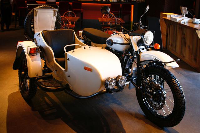 画像: ¥2,370,500 〜(税込)から購入できる2WDモデルのバリエーションのひとつ、ギアアップ サハラ。2WDモデルは自動二輪免許がなくてもOKで、普通4輪免許で運転できるのが特徴。1WD状態と2WD状態では操舵感や挙動がガラリと変わるので、ぜひこの違いを試乗会で体験してみてください。 www.ural-jp.com