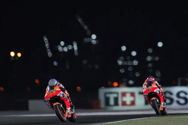 画像: ワークスチームのレプソル・ホンダのライダー、ポル・エスパルガロ(左)とステファン・ブラドル。カタールGPとドーハGPの舞台となったロサイルでは、ホンダ勢はセッティングに苦しむことになりました。 honda.racing