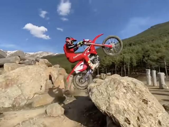 画像: ホンダCRF250RXを操り、ピョンピョンと岩に飛び乗るT.ボウ・・・。まさに「手足のように操る」とはこのことです! www.youtube.com