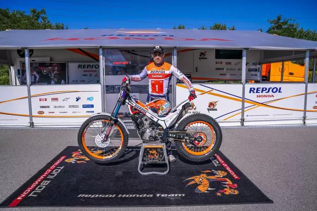 画像: HRC=ホンダ・レーシングのワークスマシン、モンテッサ コタ4RTとT.ボウ。34歳の超人はHRCとの契約を2022年シーズンから3年間延長しましたが、彼の連覇記録はどこまで伸びることになるのでしょうか? honda.racing