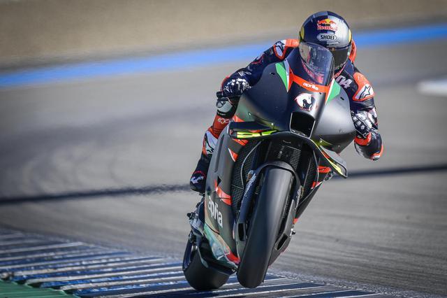 画像: 「他のバイクと同じように、(RS-GP)には良い面と悪い面がありますが、これは普通のことです」とA.ドヴィツィオーゾは MotoGP公式サイト に語っていました。余談ですがこのテストで被ったヘルメットは、SHOEI製品でした。 www.motogp.com