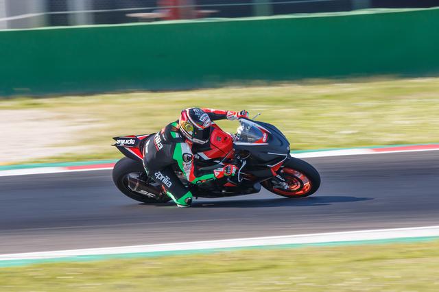 画像: アプリリアRS660トロフェオを駆るM.ビアッジ。 www.aprilia.com