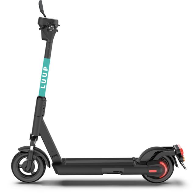 画像: LUUPの電動キックボード。歩道の走行は禁止で、普通自転車専用通行帯(自転車レーン)が設置されている道路においては、当該通行帯を走行します。 また車両通行帯の設けられた道路においては、道路の左側端から数えて1番目の車両通行帯を通行する必要があります(なお、小型特殊自動車は二段階右折は禁止されております)。特例措置下において、電動キックボードを押し歩きする場合には歩行者とみなされます。走行量の多い道路などを右折する場合には、交差点で電動キックボードを一度降り、横断歩道を押し歩いて渡ることが推奨されています。 luup.sc