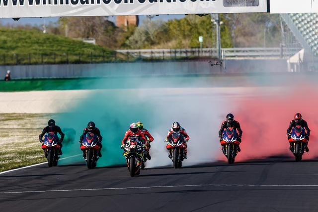 画像: スモークにより、イタリア国旗の色を表現するアプリリアマシンたち! www.aprilia.com