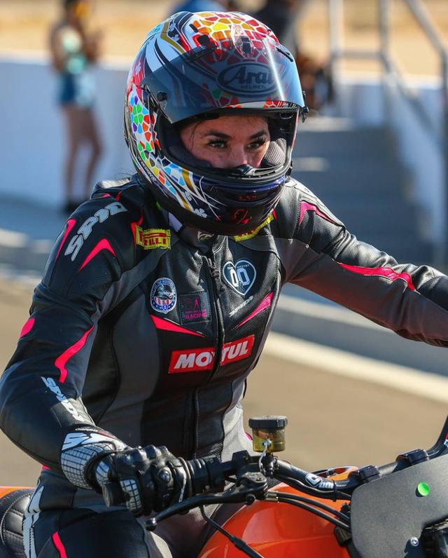 画像: モトアメリカのスーパーストック600参戦のほか、「世界最速のロードレース」と呼ばれる公道レース、アルスターGPに参戦するなど、豊富なキャリアを持つ女性レーサーのパトリシア・フェルナンデス。2016年のアルスターGPでは、平均時速118.264マイル≒190.3km/hをスーパースポーツ600で記録し、主催者から「世界最速の女性ロードレーサー」の称号を与えらました。