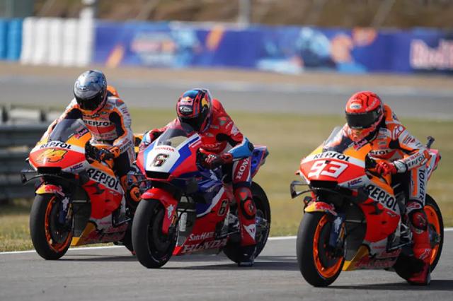 画像: 左からP.エスパルガロ、S.ブラドル、M.マルケスの3台のホンダRC213V。ワイルドカードのブラドルはホンダHRCからの出場で、HRCのトリコロールカラーに彩られています。 honda.racing