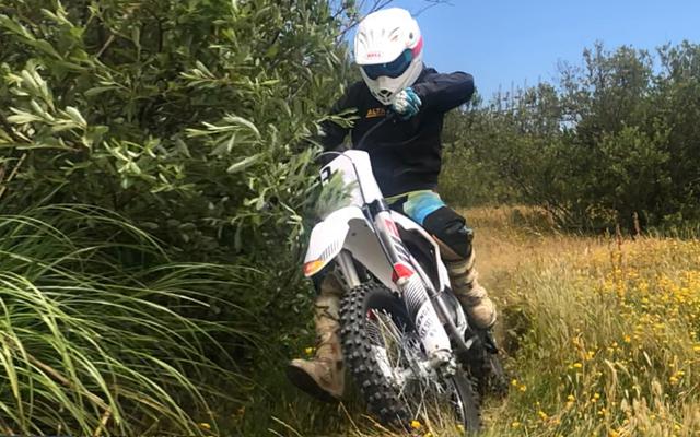 画像: デーモン・モーターサイクルズのスタッフを紹介するブログ記事で、アルタ・モータースのレッドシフトのライディングを披露するジェフ・サンド。9歳からバイクに乗り始めた彼は、こよなくオフロードライディングを愛する人物でもあります。 blog.damon.com