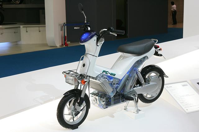 画像: 第二世代のヤマハ製FCV、FC-me(エフシーミー)。気液分離器&ラジエターの下に、セルスタックを搭載。市販された電気コミューターのPassol用をベースにした電気モーターは、後輪に一体化したYIPU(ヤマハ・インテグレイテッド・パワー・ユニット)です。FC-meは車重69kg、最高速40km/h、約100kmの航続距離というスペックでした。 global.yamaha-motor.com