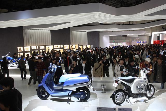 画像: 2007年の第40回東京モーターショーでの、ヤマハブースの展示。右がFC-Dii、左が水素燃料電池車のFC-AQELです。 global.yamaha-motor.com