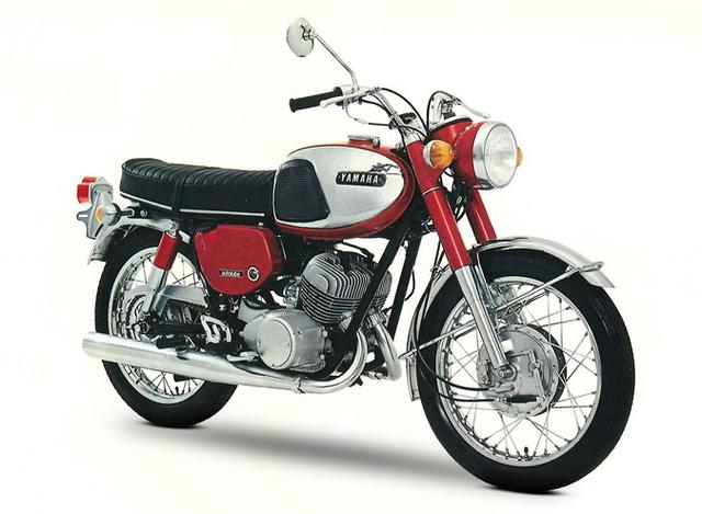 画像: 1967年型ヤマハDS5-E。空冷2ストローク並列2気筒250ccエンジンを搭載するヤマハスポーツの4代目モデルです。 global.yamaha-motor.com