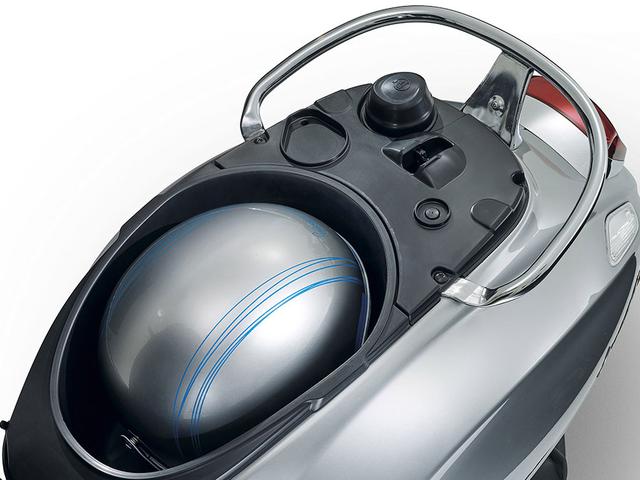 画像: シート下の収納には、ヘルメットをしまうこともできます。 www.vespa.com