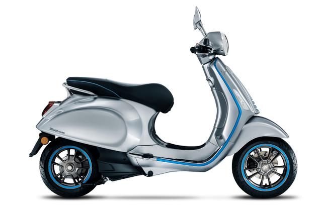 画像: 2020年型のエレットリカは45km/hモデルと75km/hモデルの2種類が用意されます。カラーリングはシルバーグレーのみですが、車体を縁取る差し色は45km/hモデルに6色、75km/hモデルに4色用意されており、好みの色を選ぶことができます。なおアメリカ市場では、それぞれ30MPH、45MPHの名称になっています。 www.vespa.com