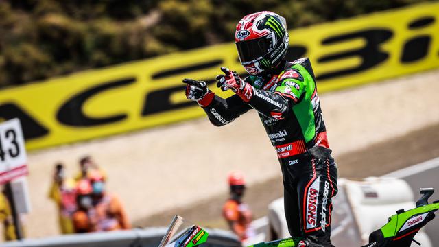 画像: エストリルラウンドの日曜日、スーパーポールレースに続きレース2も制したJ.レイ(カワサキ)。レイに挑むライバルたちは、まず彼と同等以上の「安定感」を身につけないと勝負にならないでしょう・・・。 www.worldsbk.com