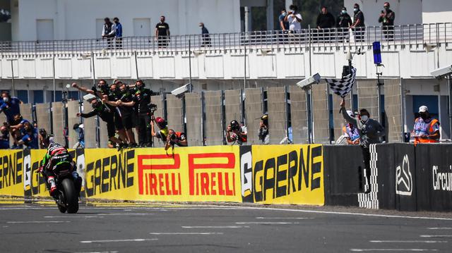 画像: スーパーポールレースで、年間王者争いをするライバルたちとは異なるタイヤを選んで勝利したJ.レイ(カワサキ)。 www.worldsbk.com