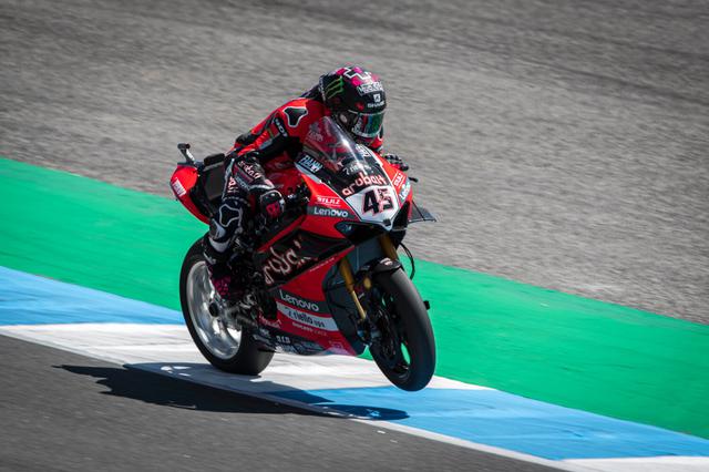 画像: 前戦アラゴンの、ウェットコンディションのレース2では、タイヤギャンブルでスリックを選んで勝利したS.レディング(ドゥカティ)ですが、エストリルのレース1ではライバルのJ.レイ(カワサキ)がSC0を選んだのに対し、SCXを選んだことが奏功。見事連勝を達成しました。 media.ducati.com