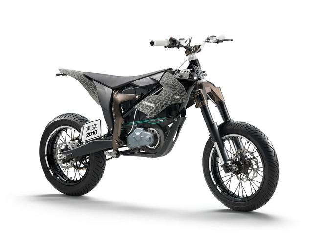 画像: KTM FREERIDE Eの「SM」プロトタイプ。シュラウドやリアフェンダーに記されているのはBMXのトリック名であり、BMX用のような構造のWP製フロントフォークがその特徴でした。 press.ktm.com