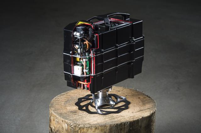 画像: 動力用バッテリーは脱着式リチウムイオンタイプ。定格電圧は300Vで、充電時間は1.5時間です。 blog.ktm.com