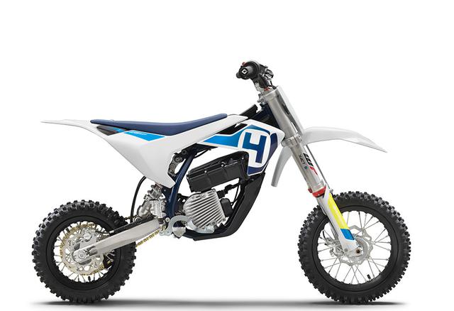 画像: ハスクバーナ EE 5は、おなじみの白い車体。シュラウドの形状が、KTM SX-E 5とちょっと違いますね。 www.husqvarna-motorcycles.com
