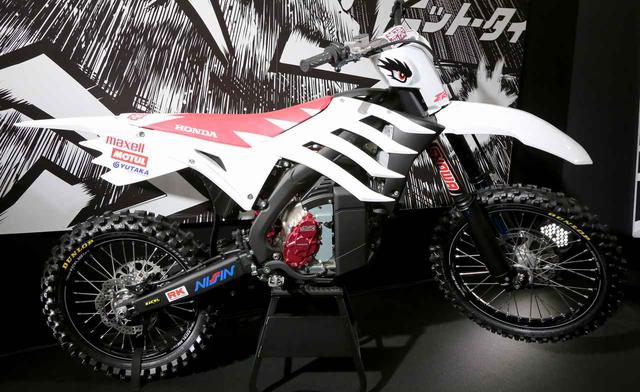 画像: ホンダと共同で電動モトクロッサー開発を続けている無限の、2019年東京モーターサイクルショー展示仕様のE.REX。心臓部には「神電」開発で得た技術を活用した、水冷モーターを搭載しています。 www.autoby.jp