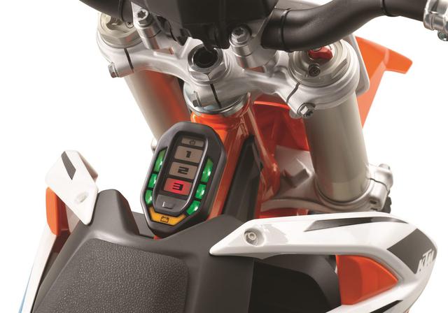 画像: FREERIDE E-XC同様、ステアリング後ろのインジケーター。SX-E 5は6つのパワーモードを搭載しており、初心者の子供でも、最速のジュニアでも、対応できるようになっています。 www.ktm.com
