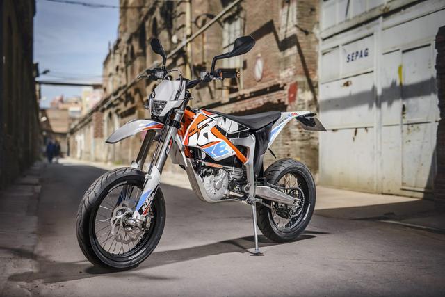 画像: E-SMは、2010年東京モーターサイクルショーで公開された試作コンセプト車の、市販バージョンです。試作コンセプト車はBMXタイプのフロントサスペンションなど奇抜なデザインが話題となりましたが、市販版はFREERIDE Eシリーズの他機種と同じ装備やカラーリングを採用する、より落ち着いた仕上がりになっていました。 press.ktm.com