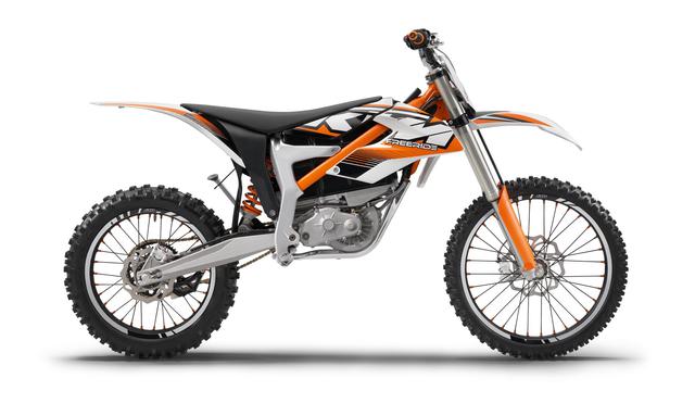 画像: 2011年秋のEICMAで公開されたFREERIDE Eは、2012年より少数が販売されています。クラッチがないため、ハンドル左側にはクラッチレバーの代わりにリアブレーキレバーが付きます(リアブレーキのフートペダルはありません)。デザインはKTMやハスクバーナと関わりの深い、キスカデザインの作です。 press.ktm.com