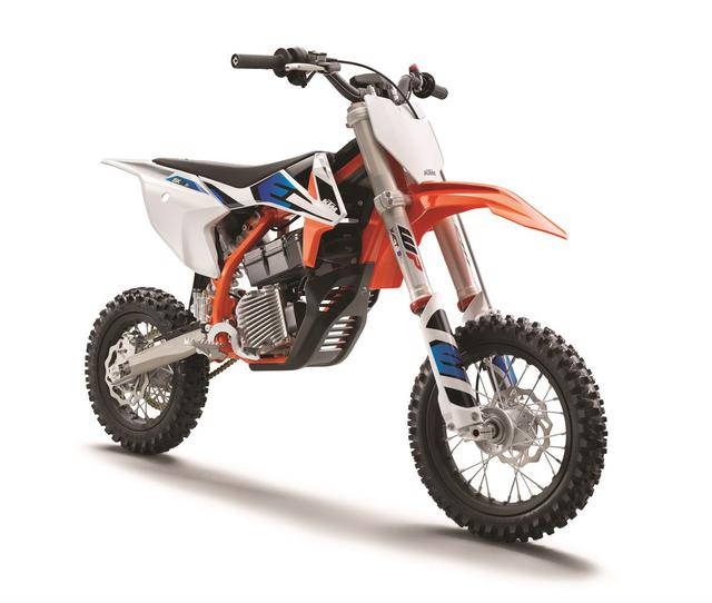 画像: KTM PowerParts製のロワリングキットを追加することで、車高を調整することが可能になります。3歳から10歳までのライダーが対象で、技量や体格に合わせてアジャストできるマシンに仕上がっています。 www.ktm.com