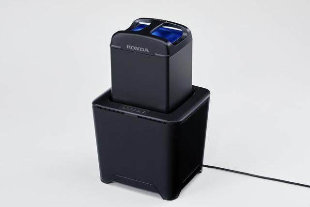 画像: ホンダモバイルパワーパックは車体から取り外し、専用充電器で充電できます(単相100V)。 www.honda.co.jp