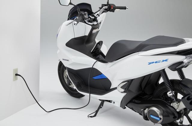 画像: PCX ELECTRICは、ホンダモバイルパワーパックを車体から取り外さずに、充電することも可能です。 www.honda.co.jp