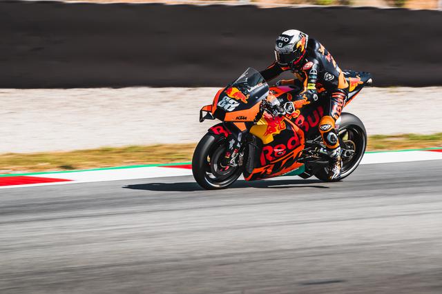 画像: カタルニアGP予選時のM.オリベイラの走り。決勝でのF.クアルタラロ(ヤマハ)との先頭争いを演じたときは、直線の速さでの優位性を披露していました。 press.ktm.com