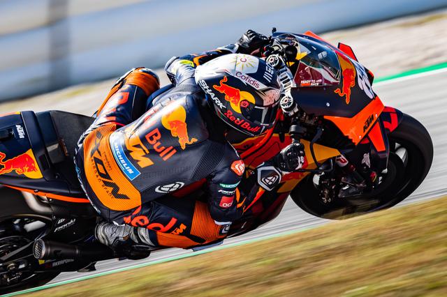 画像: 決勝レース後、カタルニアで行われたテストを走るM.オリベイラ(KTM)。この日は首位タイム=1分39秒4のマーベリック・ビニャーレス(ヤマハ)よりコンマ636秒遅い9番手タイムでしたが、新たに試した仕様の評価などで好感触を得ることができた満足いくテストだったようです。 press.ktm.com