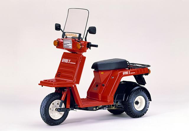 画像: 空冷2ストローク50ccを搭載した1982年型初代ジャイロXは、ノンスリップデフ機構やワイルドパターンの低圧ワイドタイヤなどを採用。価格は17万9,000円でした。 www.honda.co.jp