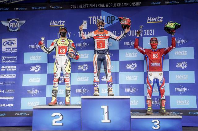 画像: イタリア初日の表彰台。左から2位のA.ラガ(TRRS)、優勝のT.ボウ(ホンダ)、3位M.グラタローラ(ベータ)。 honda.racing