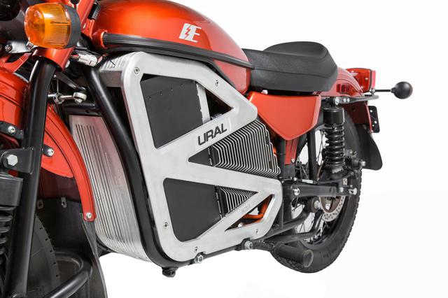 画像: ゼロ・モーターサイクルズの電動システムを採用。基本的に既製品であり、ウラル用に特別に製作したわけではありませんが、ゼロ・モーターサイクルズはウラル試作車開発とテストに必要な、技術的サポートは提供しているそうです。クラシカルなスタイリングが特徴のウラルに、未来的なアピアランスの電動システムが搭載されているのが、見た目にもユニークです。 www.imz-ural.com