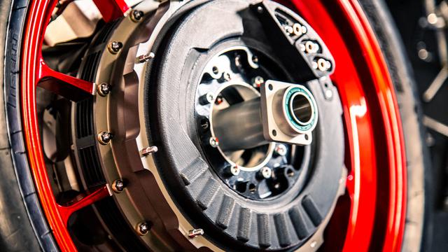 画像: WMC250EVのフロントホイール。2つのホイールインモーターが組み込まれています。 whitemotorcycleconcepts.com