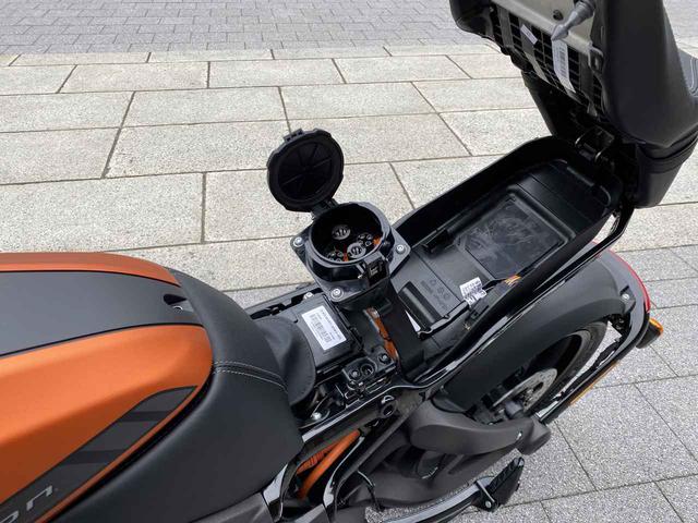 画像: 日本仕様のライブワイヤーは、200Vコンセント(付属のケーブルを使用)、J1772、そしてCHAdeMO規格で充電をすることができるので、充電するシチュエーションで困ることは稀でしょう。なお、CHAdeMOでの充電に要する時間は、0から100%充電で1時間です。 www.autoby.jp
