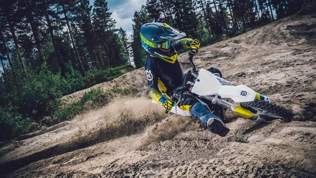 画像: ハスクバーナEE 5は、シュラウドの形状がちょっとだけKTM版とは違います。 www.husqvarna-motorcycles.com