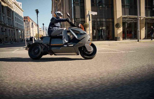 モレネオベータ　海外モデル　28.5 お値段2288万円！ Vyrus「Alyen 988」東京モーターサイクル