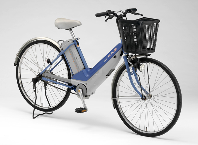 画像: パワー アシスト システムの頭文字をとって「PAS」と命名されたヤマハ製電動アシスト自転車は、一般的な自転車と同じような気軽さで扱える乗り物として日本のユーザーに老若男女問わず広く受け入れられました(写真は1993年初代PAS)。 global.yamaha-motor.com