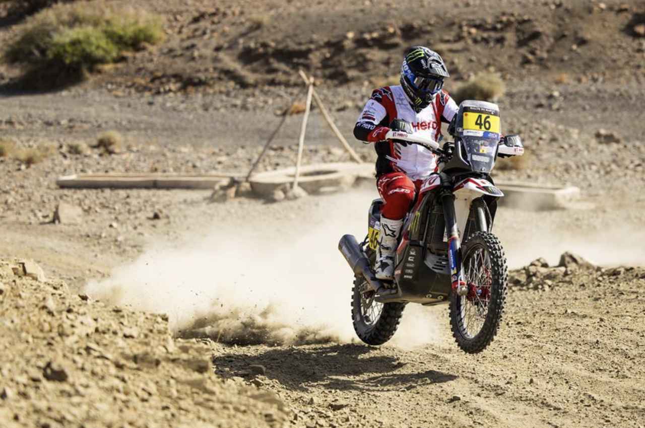 画像: モロッコ ラリーの第1ステージ、チャンピオン獲得に向けて疾走するロス ブランチ(ヒーロー モトコープ)。2年所属したモンスター エナジー ヤマハ チームから、昨年ヒーロー モトコープに移籍した1986年生まれのボツワナ人ライダーです。余談ですが彼の愛称のカラハリ フェラーリとは学名ソリフガエ(和名ヒヨケムシ)という、主に砂漠に住んでいる、最も素早く移動できる10本足の陸生無脊椎動物の、英語圏での俗称のひとつです。 www.worldrallyraidchampionship.com