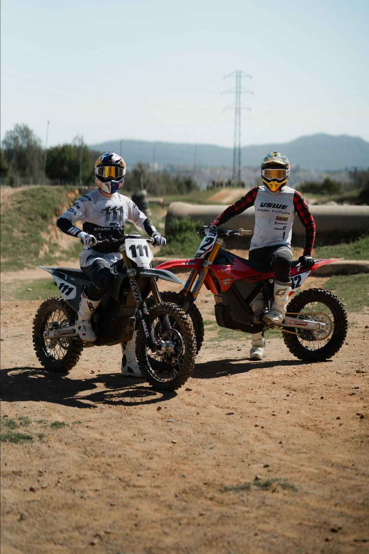 画像: スターク フューチャーのエンデューロ開発のキーマンでもある、T.ブラズシアク(左)とE.カールソン。 starkfuture.com