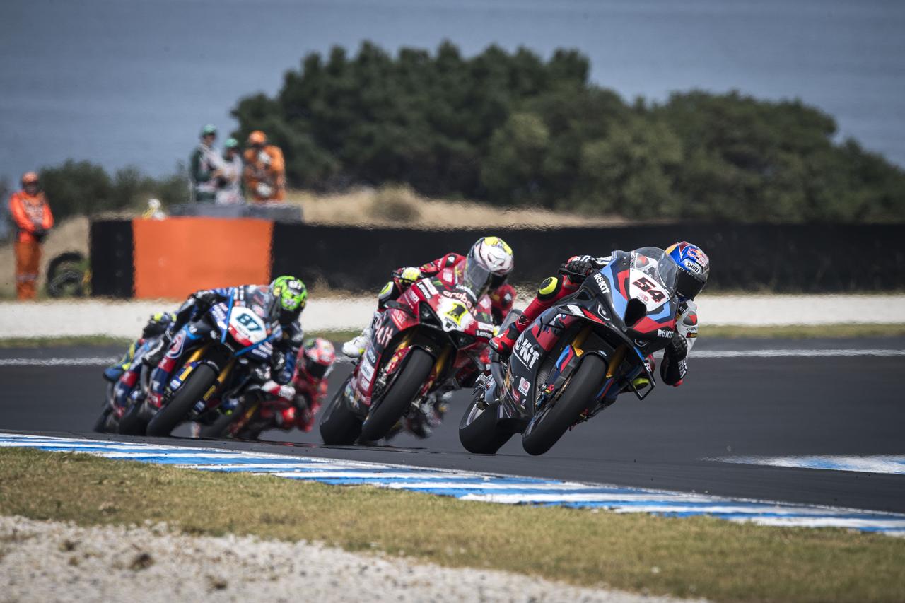 画像: 前年度の王者、A.バウティスタ(ドゥカティ)らを従え、BMW M1000RRを走らせるT.ラズガットリオグル。 www.press.bmwgroup.com