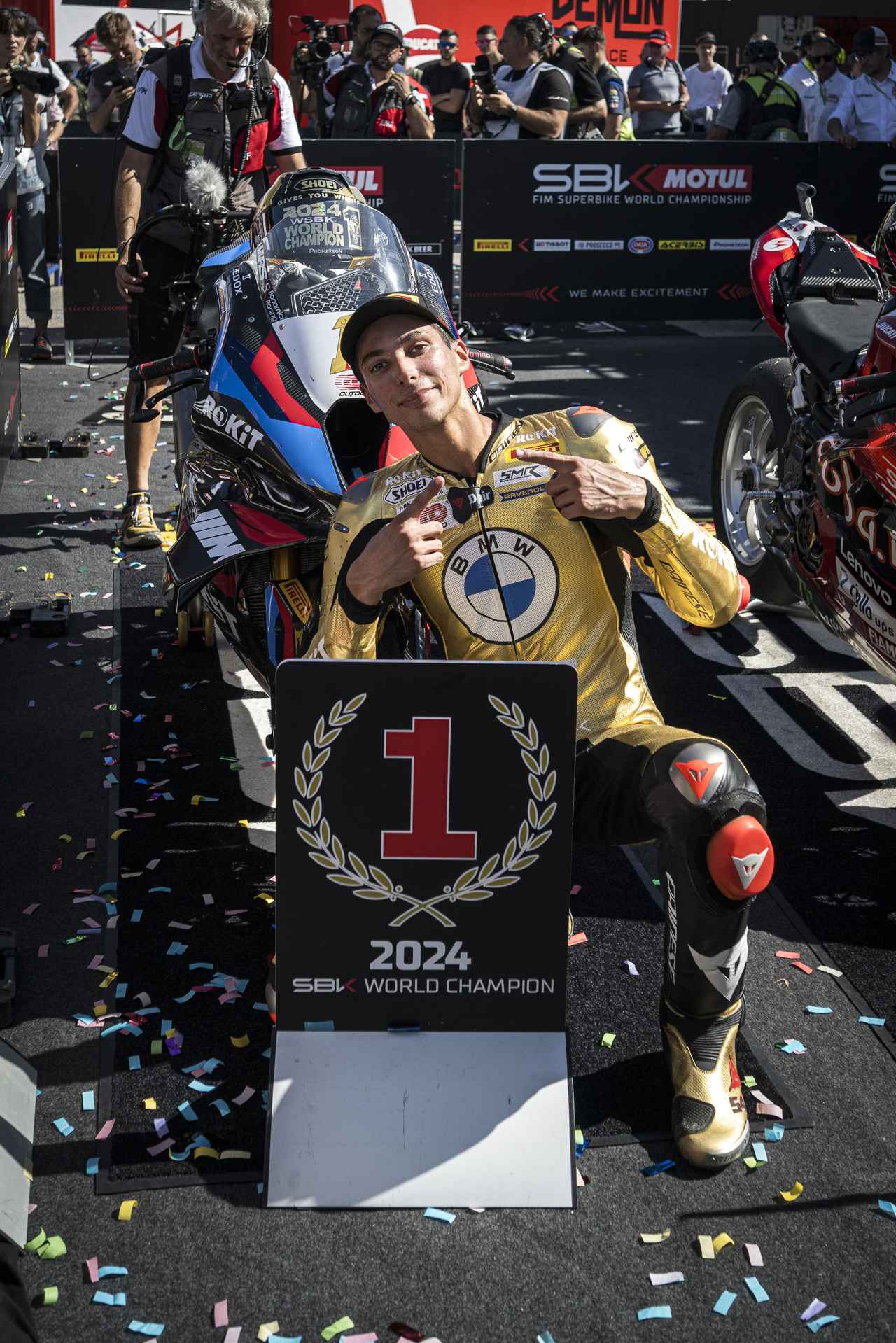 画像: チャンピオン獲得記念のゴールド レザースーツに着替え、ポーズをキメるT.ラズガットリオグル。 www.press.bmwgroup.com