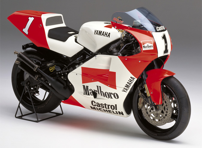 画像: ビッグバン登場年の1992年型ヤマハYZR500(0WE0)。ビッグバン採用により戦闘力を向上させたNSR500に対抗するため、第9戦ハンガリーGP以降はエンジンを位相0度・90度の不等間隔2気筒同時爆発に変更しました。この年はヤマハのエースのW.レイニーが3連覇を達成しましたが、その後ホンダ以外のメーカーも不等間隔近接爆発のアイデアを導入していくことになります。 global.yamaha-motor.com