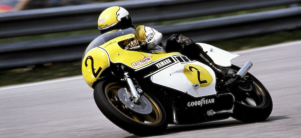 画像: 1978、1979年、ヤマハのライダーとしてケニー ロバーツは、当時最高峰の500ccクラスの王者に輝きました。彼はアメリカ人初の、グランプリ王者としてロードレースの歴史にその名を刻んでおります。 global.yamaha-motor.com