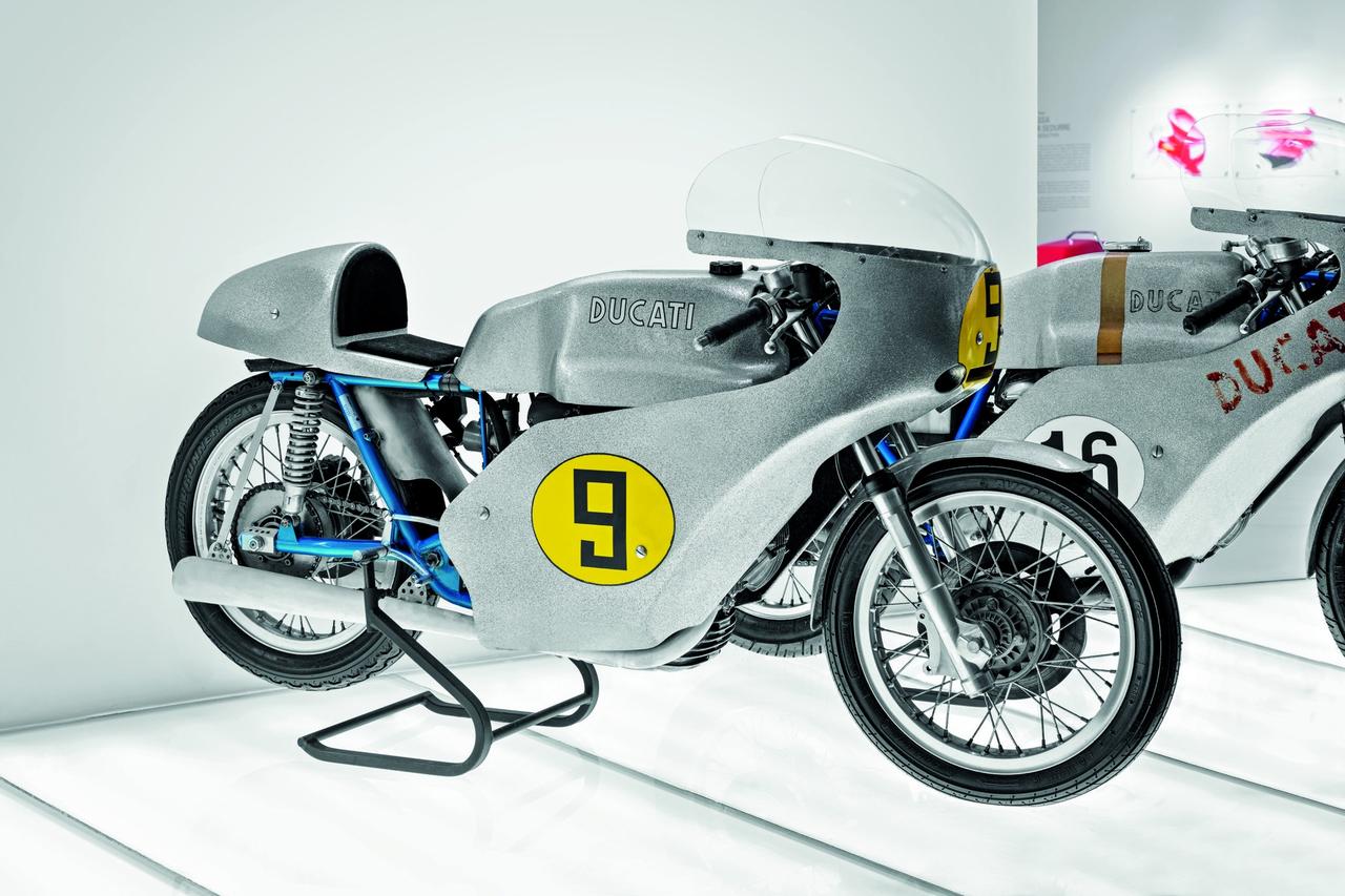 画像: 伊ボローニャのドゥカティ ムゼオ(博物館)に展示される500GP。1971年から参戦開始しましたが、グランプリで優勝することはなく、1971年のユーゴスラビアでのレースイベントでジルベルト パルロッティが500GP唯一の勝ち星を記録しています。なお500GP用試作4バルブシリンダーヘッドはデスモドロミックではなく、一般的なバルブスプリングを採用していました。 www.facebook.com