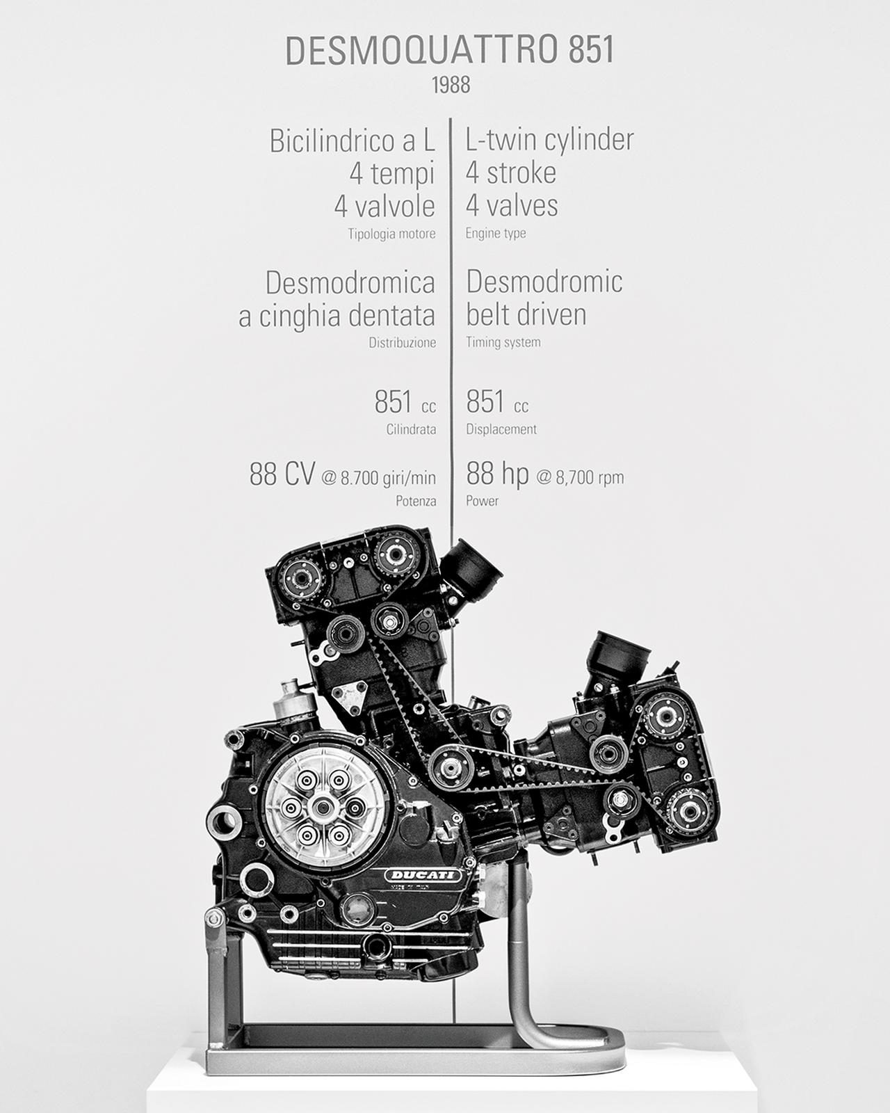 画像: 851に搭載された、デスモクワトロエンジン。SBK(世界スーパーバイク選手権)などで活躍した歴代水冷4バルブツインモデルの、開祖となった名機です。 www.facebook.com